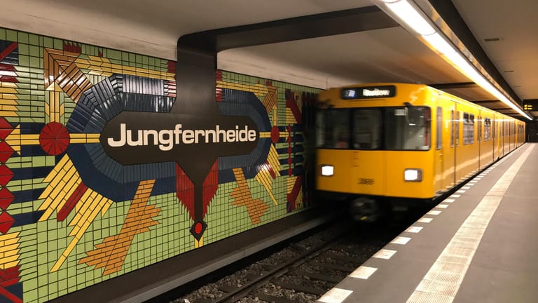 U-Bahngleis im Bahnhof Jungfernheide (Archivbild): Auffällig ist hier vor allem das knallige Fliesenbild.