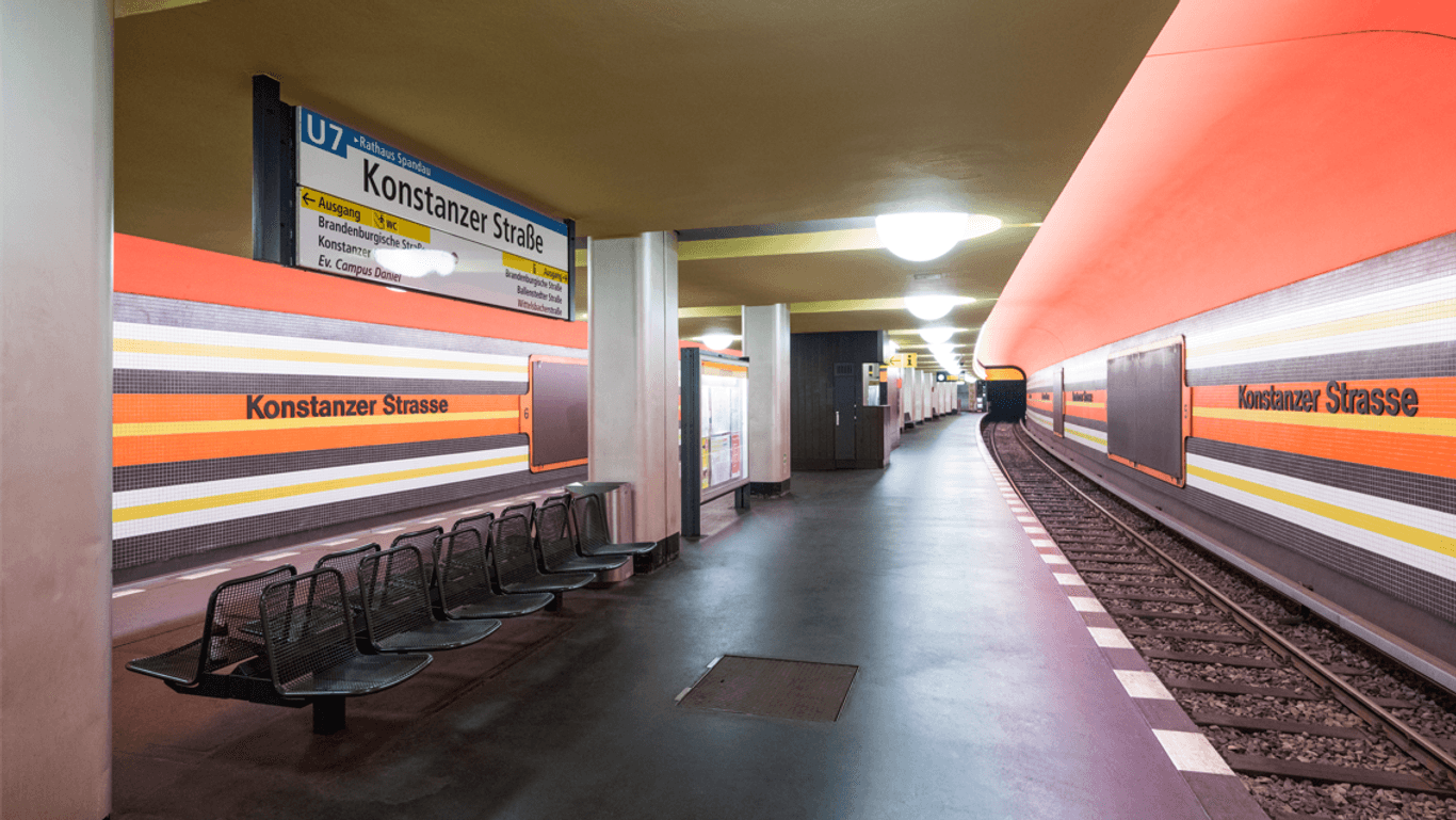 Blick in den U-Bahnhof Konstanzer Straße (Archivbild): Hier dominiert vor allem eines – die Farbe Orange.