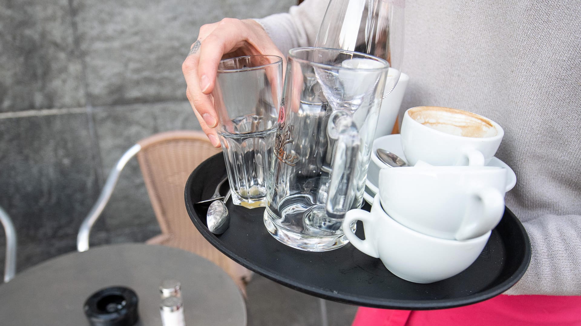 Minijobber im Café (Symbolbild): Beschäftigte mit einem 450-Euro-Job haben die gleichen Rechte wie andere Arbeitnehmer.