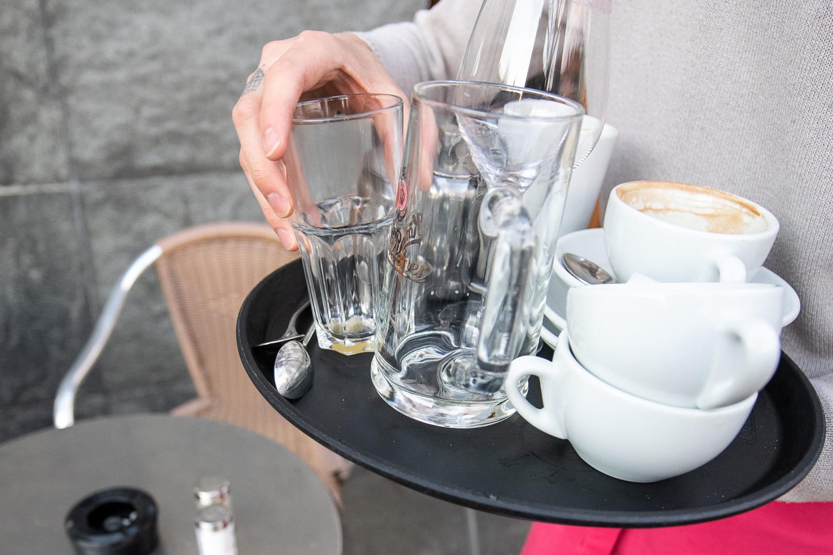 Minijobber im Café (Symbolbild): Beschäftigte mit einem 450-Euro-Job haben die gleichen Rechte wie andere Arbeitnehmer.