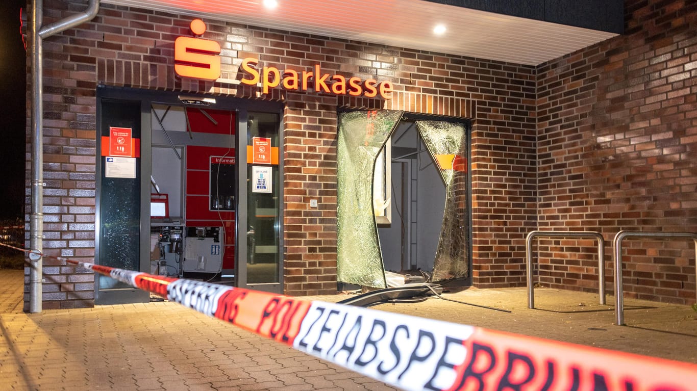 Unbekannte haben einen Geldautomaten einer Sparkasse bei Hamburg gesprengt.