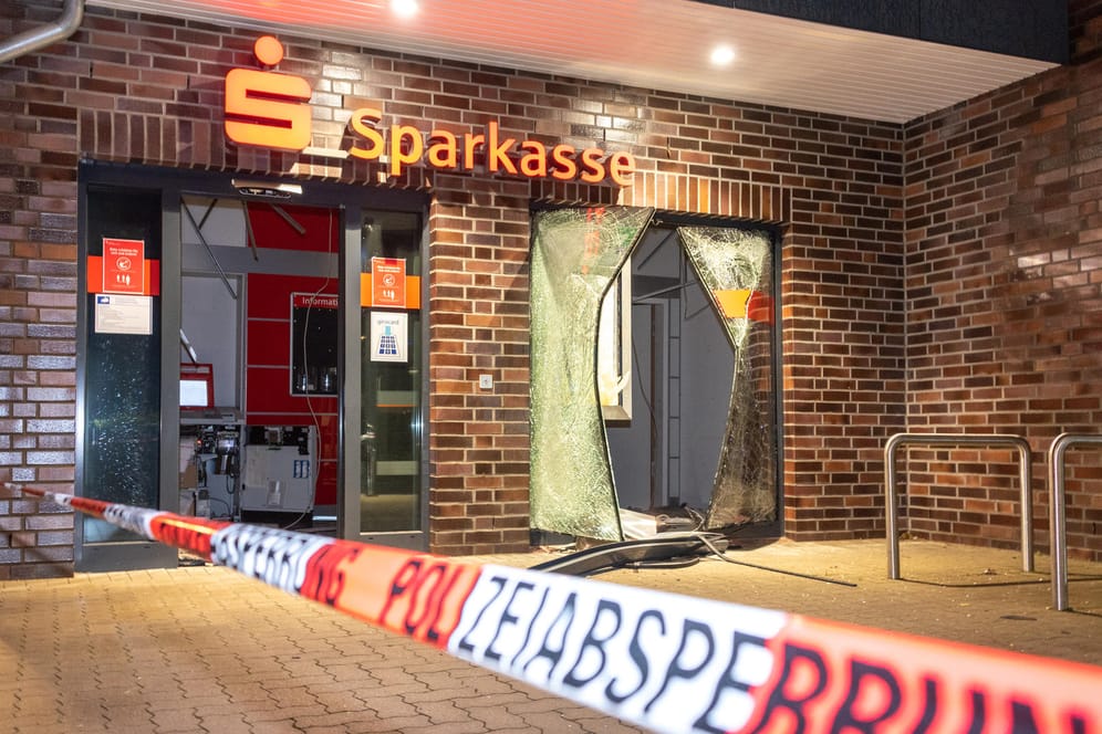 Unbekannte haben einen Geldautomaten einer Sparkasse bei Hamburg gesprengt.