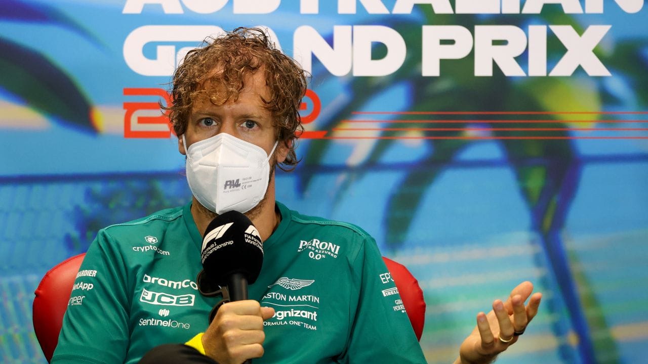 Aston-Martin-Pilot Sebastian Vettel beantwortet Fragen während der Fahrer-Pressekonferenz in Melbourne. Aston-Martin-Pilot Sebastian Vettel beantwortet Fragen während der Fahrer-Pressekonferenz in Melbourne.