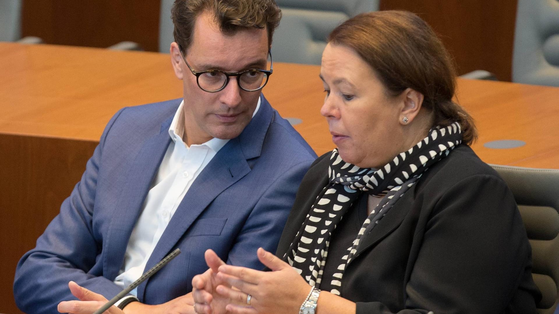 NRW-Ministerpräsident Hendrik Wüst (CDU) im Gespräch mit Ursula Heinen-Esser, seit Donnerstag ehemalige Ministerin für Umwelt, Landwirtschaft, Natur- und Verbraucherschutz NRW. NRW-Ministerpräsident Hendrik Wüst (CDU) im Gespräch mit Ursula Heinen-Esser, seit Donnerstag ehemalige Ministerin für Umwelt, Landwirtschaft, Natur- und Verbraucherschutz NRW.