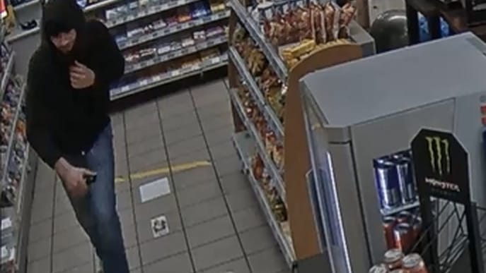 Ein Standbild aus dem Video, auf dem der gescheiterte Räuber mit seinem Pfefferspray flüchtet: Wer erkennt diesen Mann? Ein Standbild aus dem Video, auf dem der gescheiterte Räuber mit seinem Pfefferspray flüchtet: Wer erkennt diesen Mann?