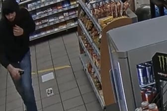 Ein Standbild aus dem Video, auf dem der gescheiterte Räuber mit seinem Pfefferspray flüchtet: Wer erkennt diesen Mann?