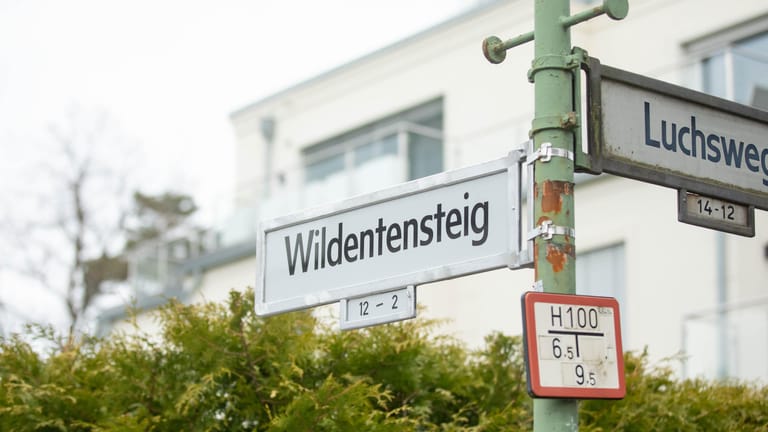 Straßenkreuzung in Berlin-Schmargendorf: In der Nachbarschaft munkelt man über den noblen Besitzer der Entensteig-Villa.