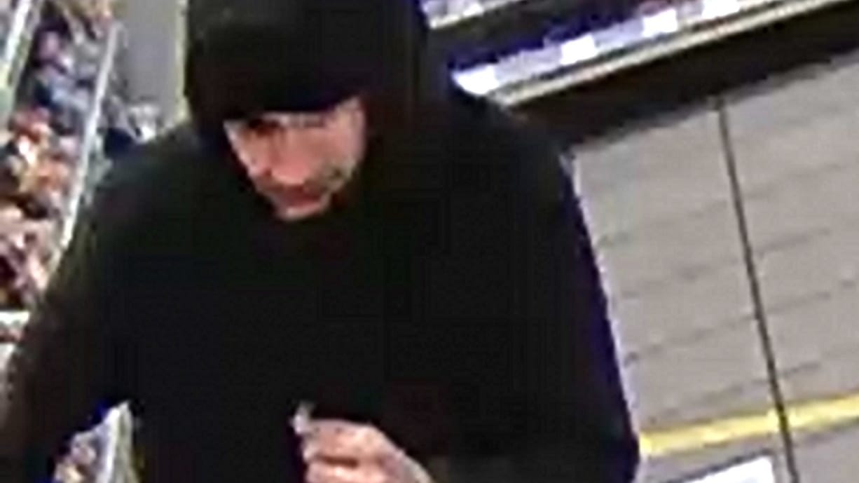 Eine Nahaufnahme des Gesuchten aus dem Video: Wer erkennt den Mann?