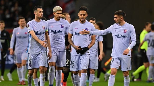 Barcelonas Sergio Busquets (l-r), Ronald Araujo, Pierre-Emerick Aubameyang und Ferran Torres gehen nach dem Spiel über den Platz.