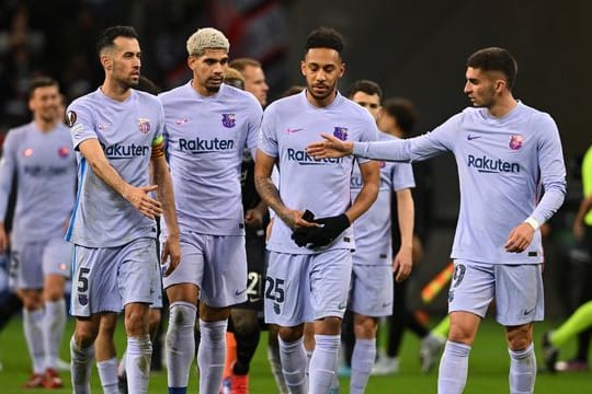 Barcelonas Sergio Busquets (l-r), Ronald Araujo, Pierre-Emerick Aubameyang und Ferran Torres gehen nach dem Spiel über den Platz.