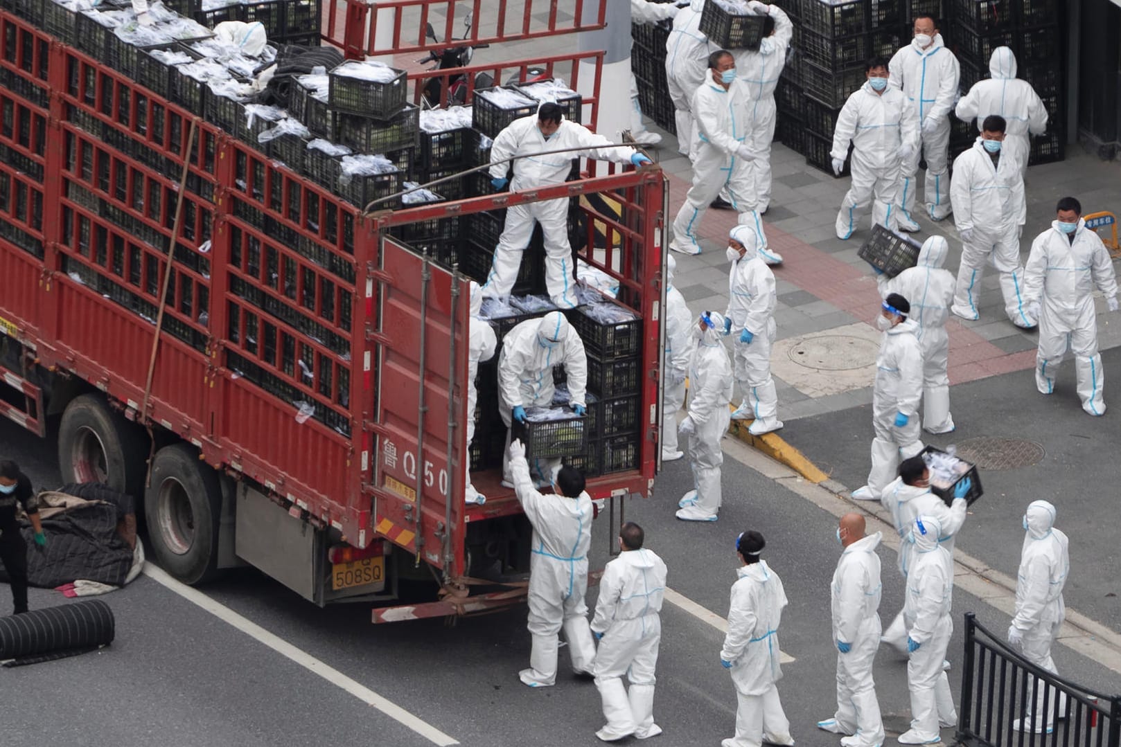 Arbeiter mit Schutzkleidung in Shanghai: Die Stadt war zuletzt besonders stark von Corona betroffen.