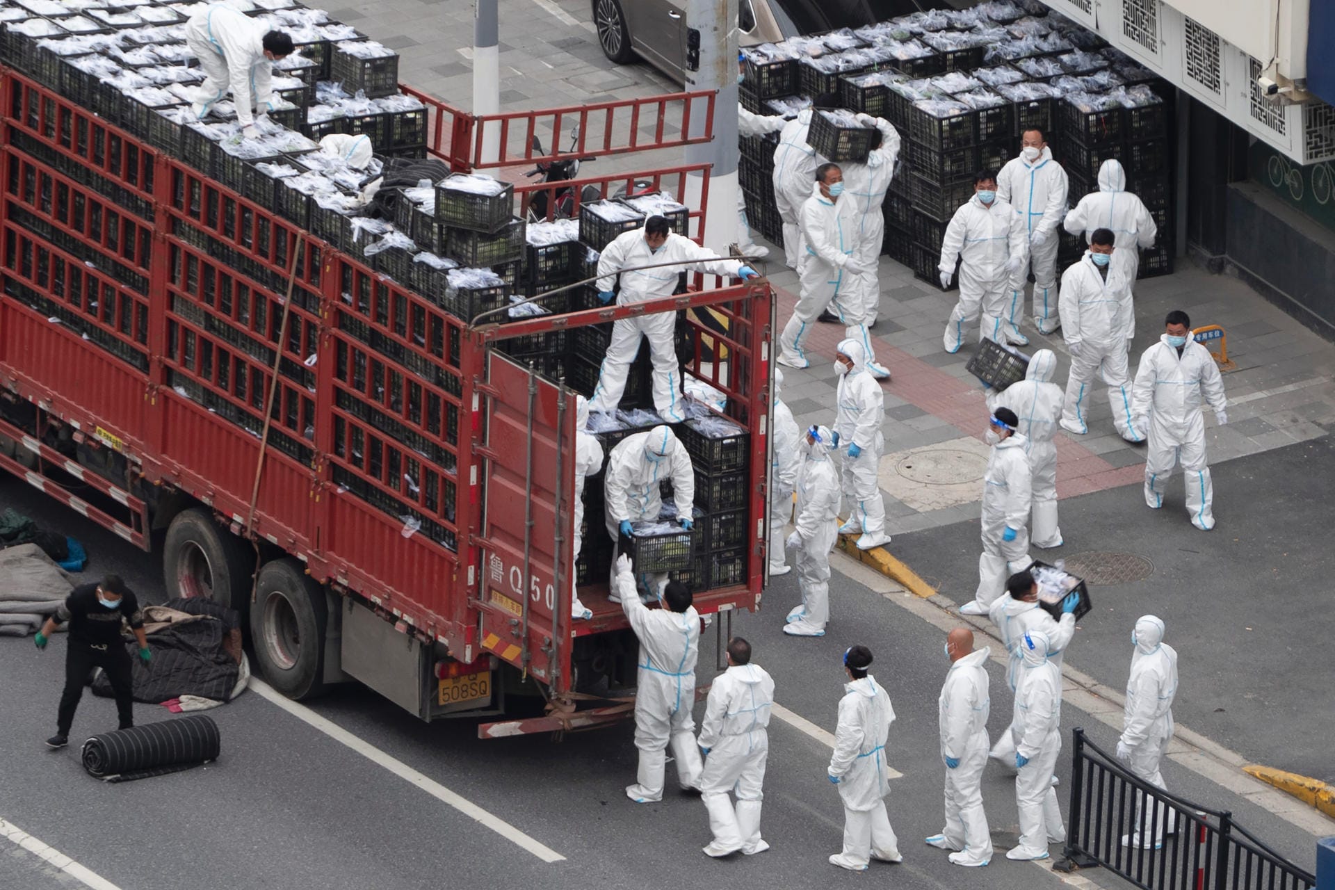 Arbeiter mit Schutzkleidung in Shanghai: Die Stadt war zuletzt besonders stark von Corona betroffen.