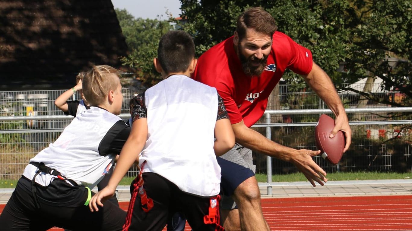 Sebastian Vollmer bei einem Spaß-Football-Spiel mit Kindern.