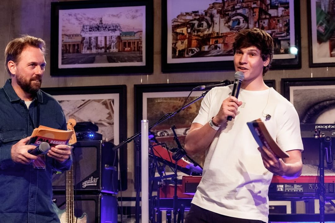 Moderator Steven Gätjen (l) und Sänger Wincent Weiss bei "AllHandsOnDeck".