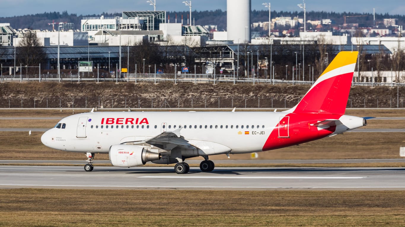 Ein Airbus A319-100 von Iberia startet vom Flughafen München in Richtung Spanien (Archivbild): Auch dieses Jahr zieht es die meisten Urlauber wieder nach Mallorca.