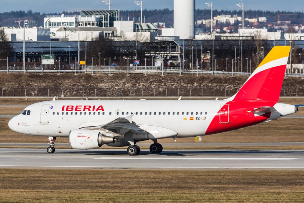 Ein Airbus A319-100 von Iberia startet vom Flughafen München in Richtung Spanien (Archivbild): Auch dieses Jahr zieht es die meisten Urlauber wieder nach Mallorca.
