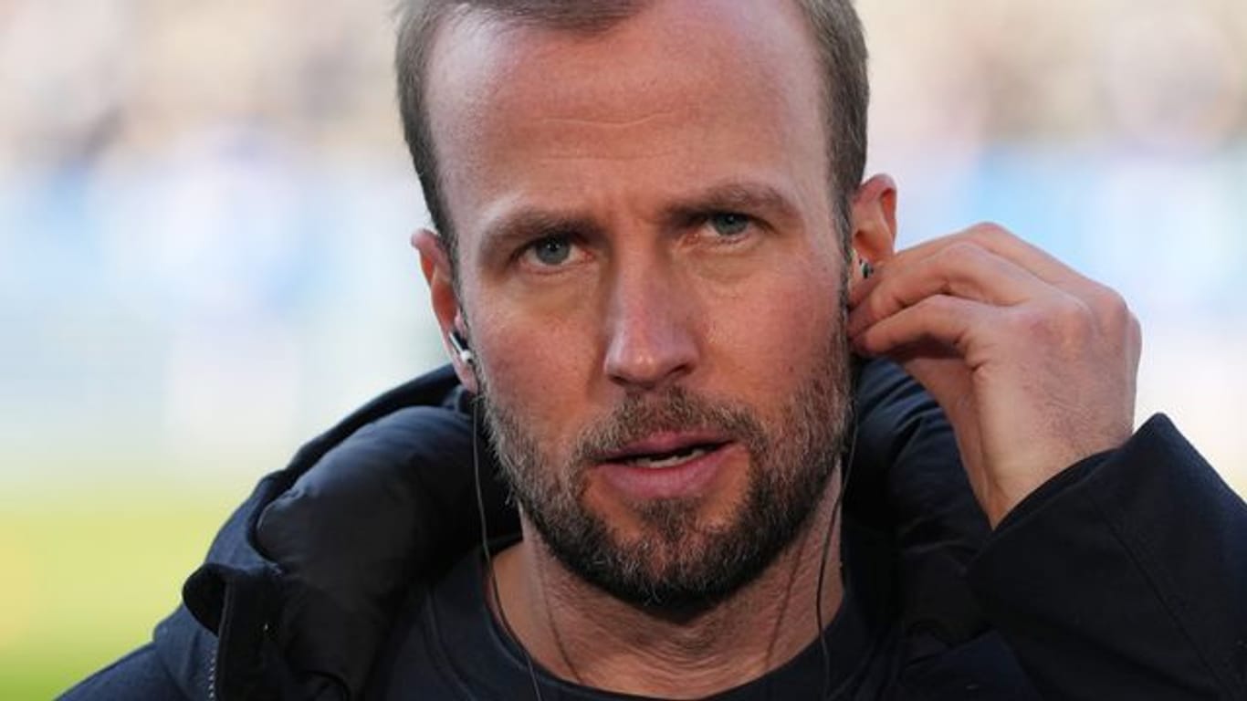 Hoffenheims Trainer Sebastian Hoeneß muss den Ausfall vieler Spieler kompensieren.