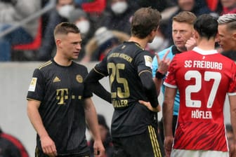 Schiedsrichter Christian Dingert (M.): Er zählte die Spieler auf dem Platz in der Partie zwischen Freiburg und Bayern nach.