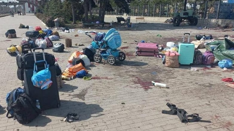 Vorplatz des Bahnhofs in Kramatorsk: Die Menschen, die während des Angriffs hier getroffen wurden, warteten auf ihre Evakuierung.