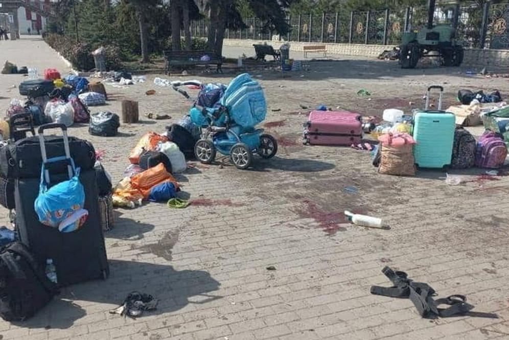 Vorplatz des Bahnhofs in Kramatorsk: Die Menschen, die während des Angriffs hier getroffen wurden, warteten auf ihre Evakuierung.