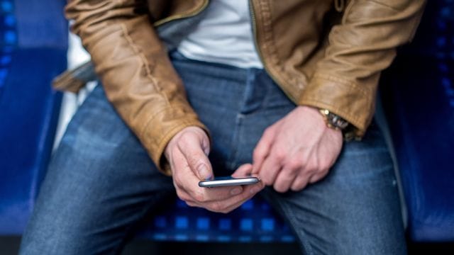 Bahnreisende in Deutschland werden in Zukunft immer häufiger unterwegs eine stabile Mobilfunkverbindung nutzen können. Bahnreisende in Deutschland werden in Zukunft immer häufiger unterwegs eine stabile Mobilfunkverbindung nutzen können.