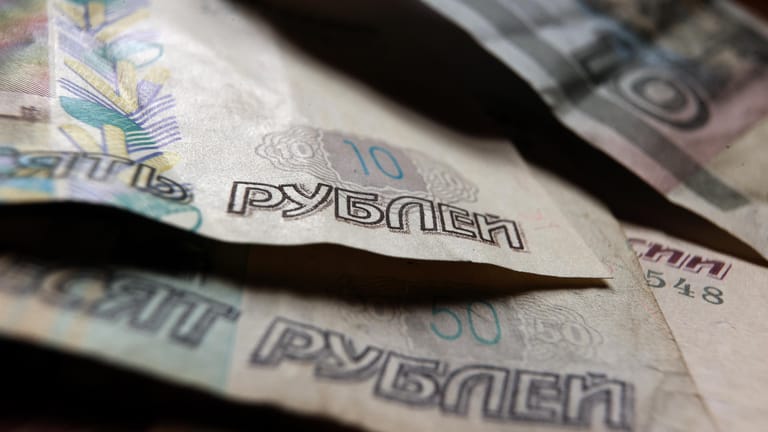 Russische Rubel-Banknoten (Symbolbild): Die Währung verlor zeitweise deutlich an Wert.