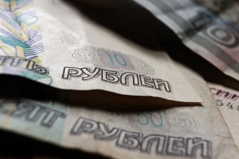 Russische Rubel-Banknoten (Symbolbild): Die Währung verlor zeitweise deutlich an Wert.