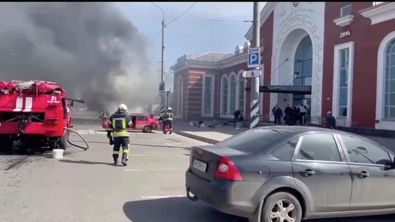 Rauch am Bahnhof: Dutzende Zivilisten wurden getötet.