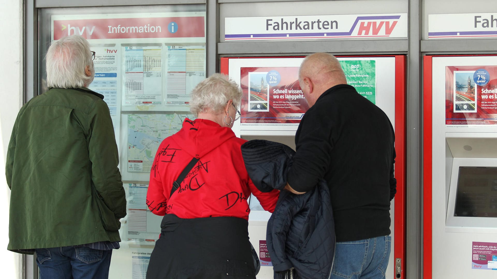 Passanten stehen vor einem Fahrkartenautomaten vom Hamburger Verkehrsverbund (Symbolfoto): Das 9-Euro-Ticket soll alle Mitfahrenden finanziell entlasten. Passanten stehen vor einem Fahrkartenautomaten vom Hamburger Verkehrsverbund (Symbolfoto): Das 9-Euro-Ticket soll alle Mitfahrenden finanziell entlasten.