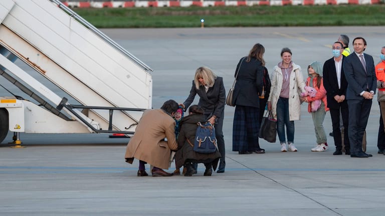 Brigitte Macron am Flughafen Paris-Orly: Die Première Dame hieß kranke Kinder aus der Ukraine willkommen.