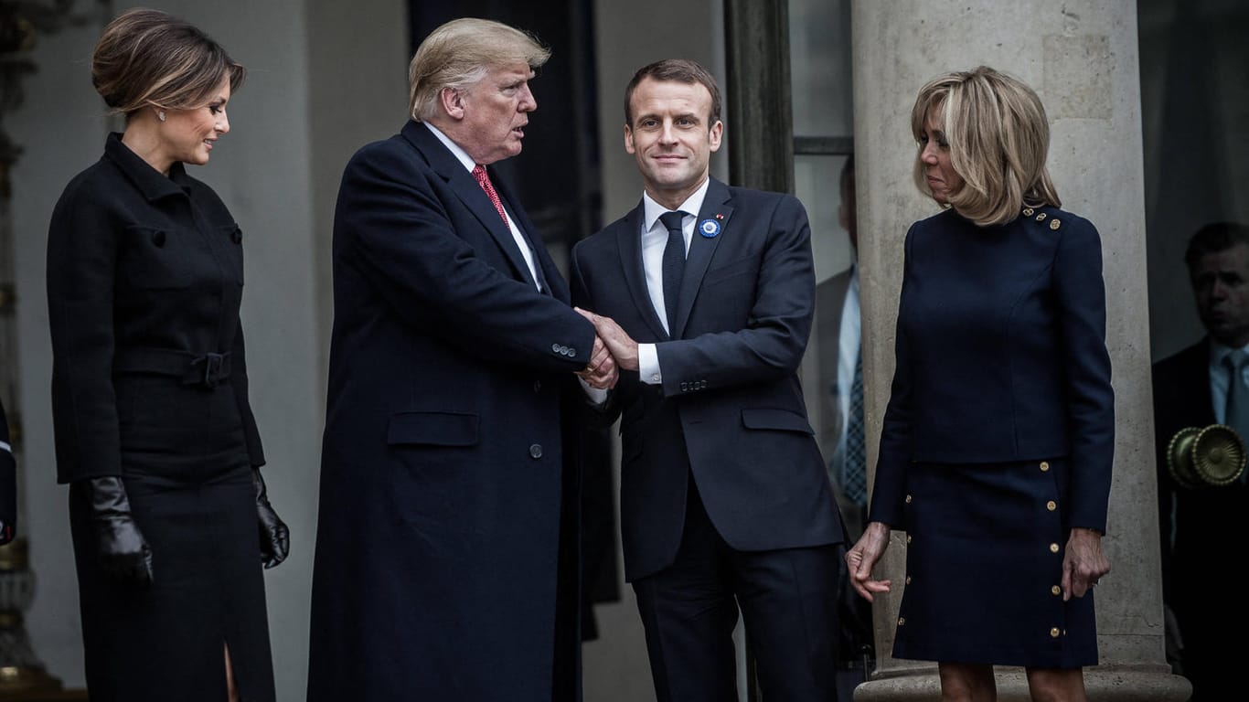 Die Trumps 2018 zu Besuch in Paris: Gegenüber Brigitte Macron machte der damalige US-Präsiden eine sexistische Bemerkung.