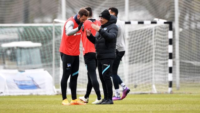 Trainer Felix Magath (r) beim Training mit Hertha BSC.