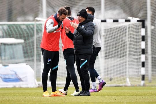 Trainer Felix Magath (r) beim Training mit Hertha BSC.