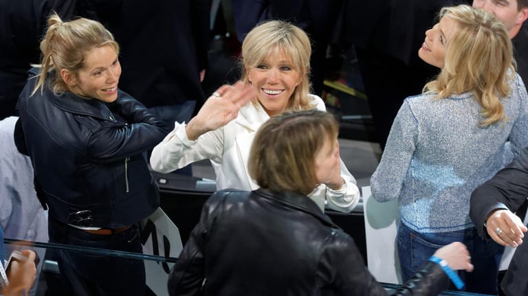 Präsidentschaftswahlkampf 2017: Brigitte Macron mit ihren Töchtern Tiphaine und Laurence, geboren 1984 und 1977.