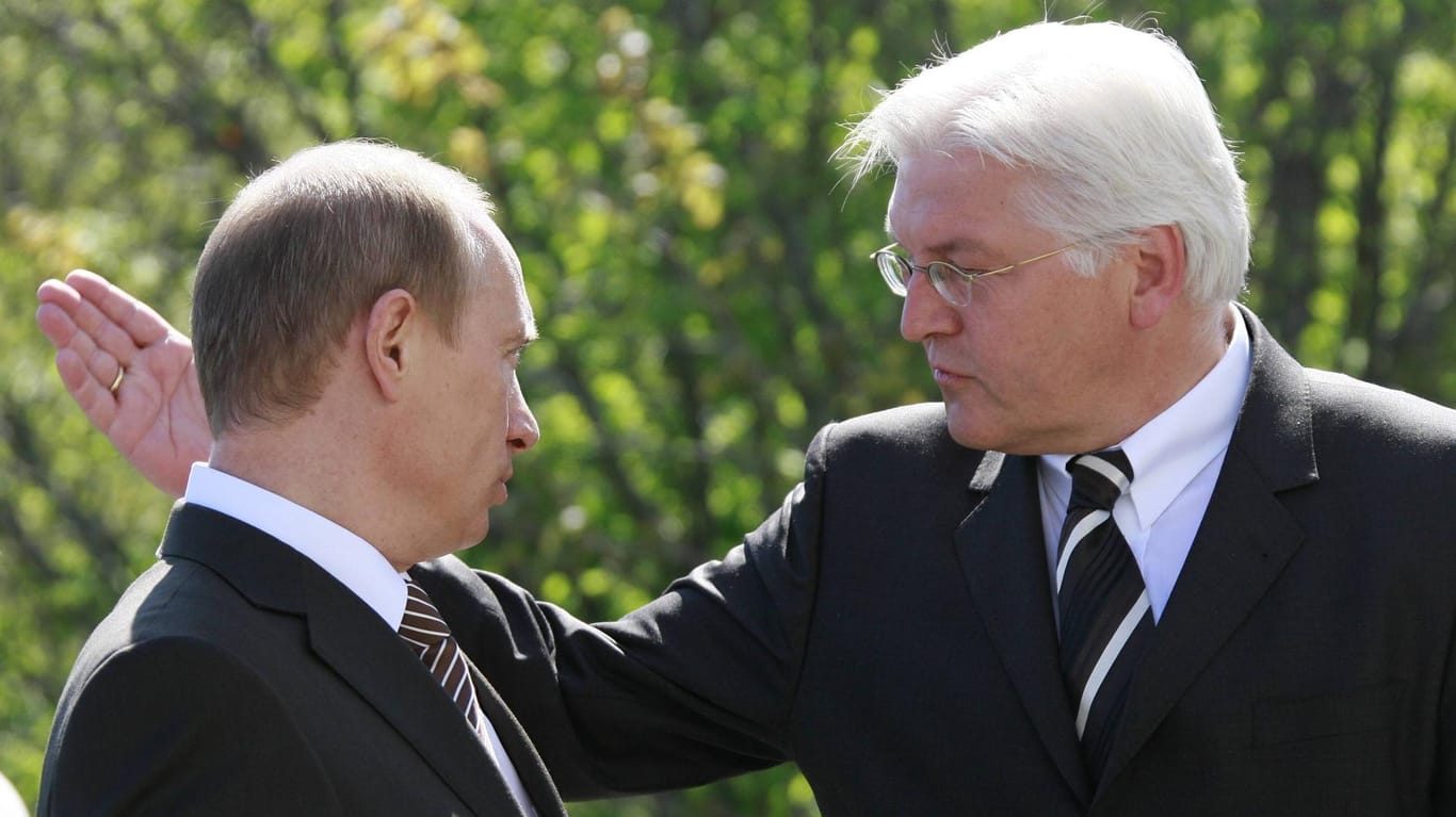 Der damalige Außenminister Frank-Walter Steinmeier (r.) und Russlands Präsident Wladimir Putin im Mai 2007: Jetzt hat Steinmeier seine Fehleinschätzung Putins eingeräumt.