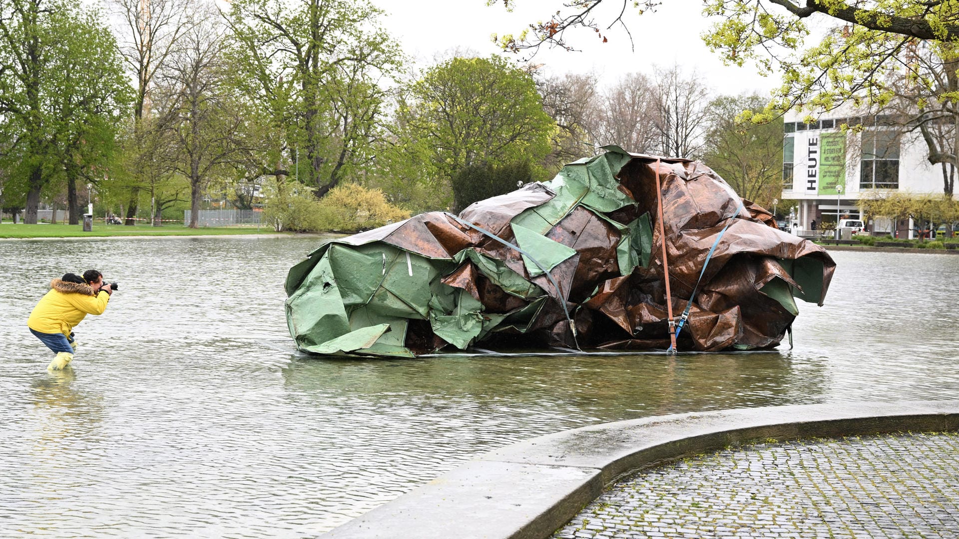 Das zerknüllte Dach-Element im Eckensee vor der Oper: Es soll an die Folgen des Klimawandels erinnern. Das zerknüllte Dach-Element im Eckensee vor der Oper: Es soll an die Folgen des Klimawandels erinnern.