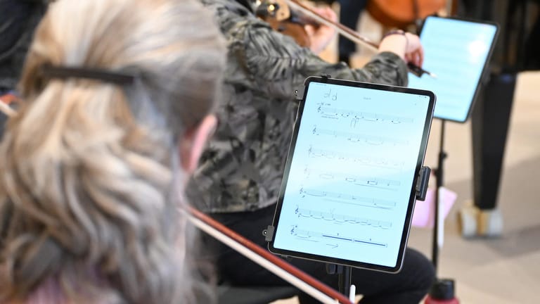 Bei einer Probe benutzen die Musiker Tablets für ihre Noten und kein Papier mehr (Archvbild): Damit möchte das Orchesterhaus einen Beitrag zur Klimaneutralität leisten.