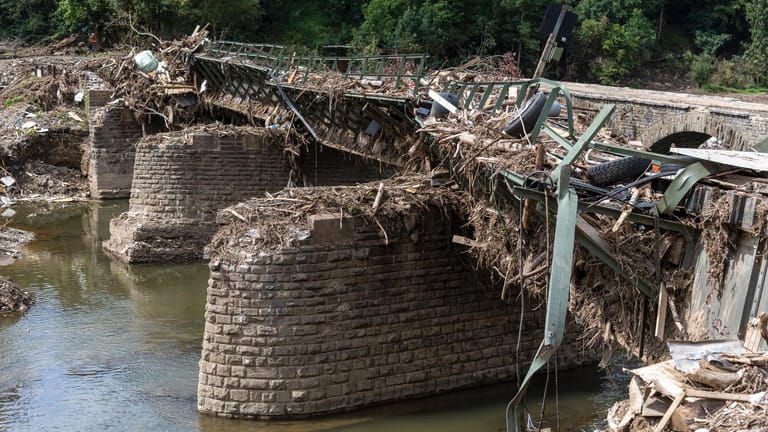 Die zerstörte Eisenbahnbrücke über die Ahr an der B267: Neben Häusern und Brücken wurde im Ahrgebiet auch die gesamte Infrastruktur bei der Flutkatastrophe zerstört.