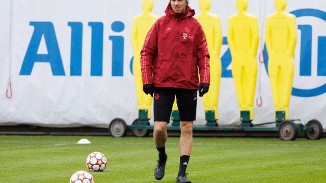Trainer Julian Nagelsmann vom FC Bayern München leitet die Trainingseinheit. Trainer Julian Nagelsmann vom FC Bayern München leitet die Trainingseinheit.