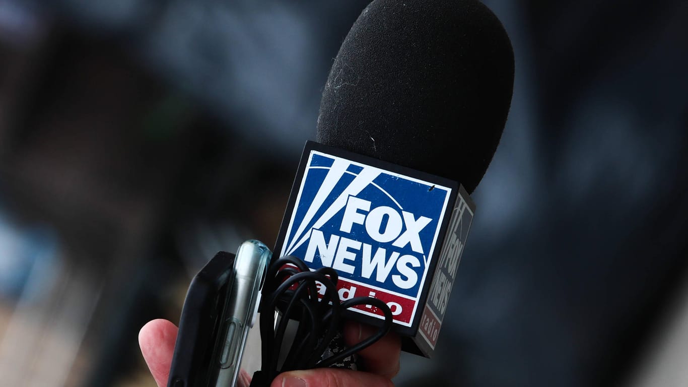 Mikrofon von Fox News (Symbolbild): Die drei Journalisten waren für den US-Sender in einem Dorf nordwestlich von Kiew unterwegs, als sie unter Beschuss gerieten.