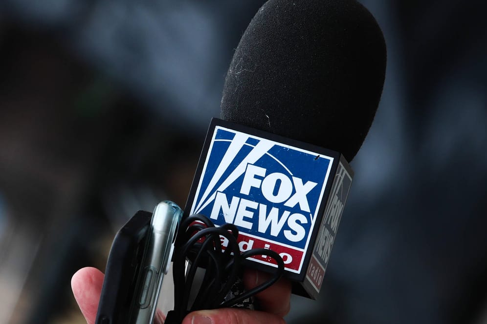 Mikrofon von Fox News (Symbolbild): Die drei Journalisten waren für den US-Sender in einem Dorf nordwestlich von Kiew unterwegs, als sie unter Beschuss gerieten.