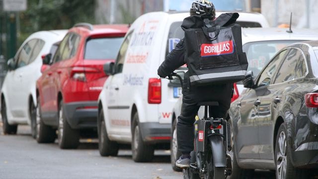 Ein Mitarbeiter des Lebensmittel-Lieferdienstes Gorillas in Berlin. Ein Mitarbeiter des Lebensmittel-Lieferdienstes Gorillas in Berlin.