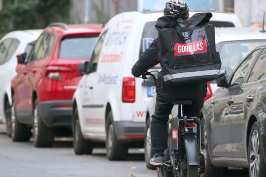 Ein Mitarbeiter des Lebensmittel-Lieferdienstes Gorillas in Berlin.