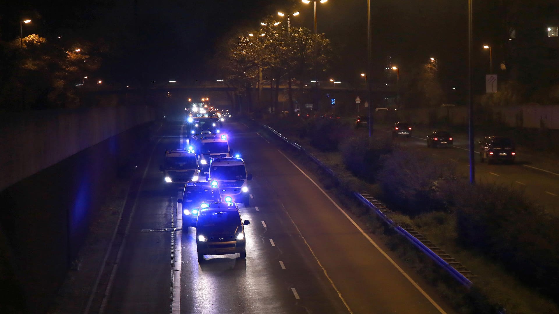 Eine Polizeieskorte in Dortmund (Archivbild): W. musste von Polizeikräften aus der Stadt geleitet werden.