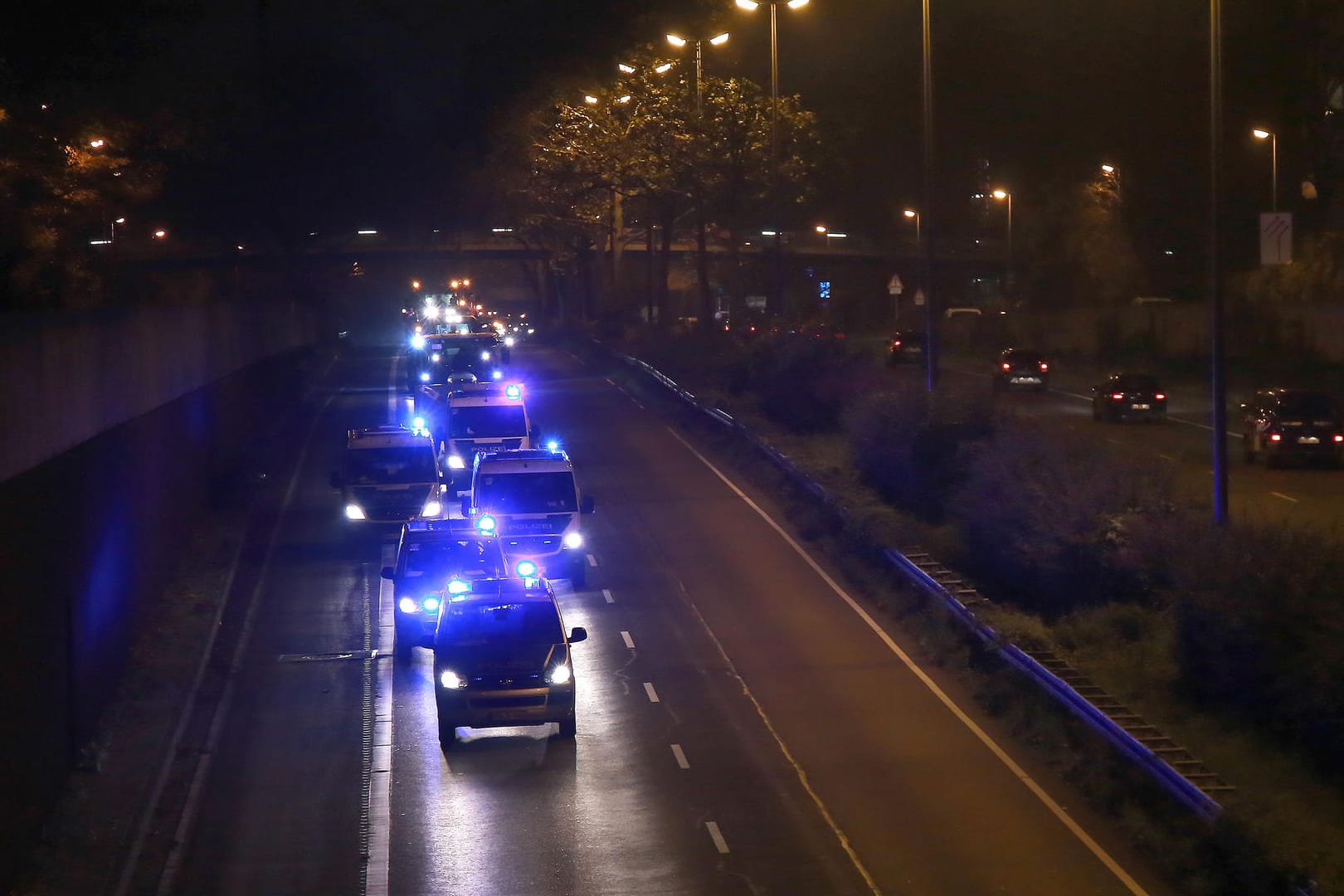 Eine Polizeieskorte in Dortmund (Archivbild): W. musste von Polizeikräften aus der Stadt geleitet werden.