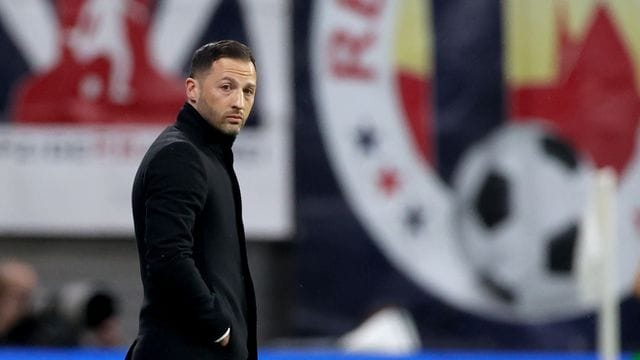 Leipzigs Trainer Domenico Tedesco steht während einer Partie am Spielfeldrand.