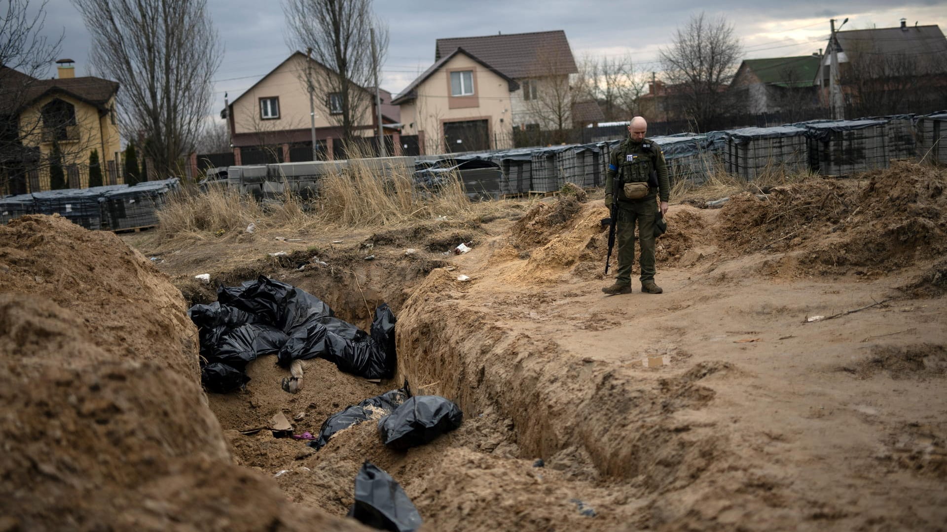 Ein ukrainischer Soldat neben dem Massengrab in Butscha: "Kein Zweifel, dass russische Soldaten das waren."