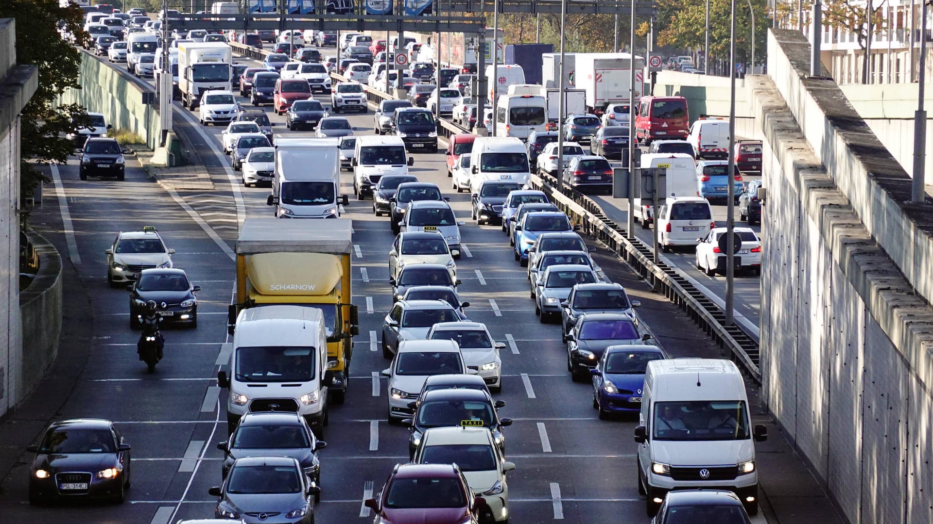 Stau auf der Berliner Stadtautobahn A100 (Archivbild): Auch wenn es mal stocken kann, rät die VIZ Berlin auf der Autobahn zu bleiben.