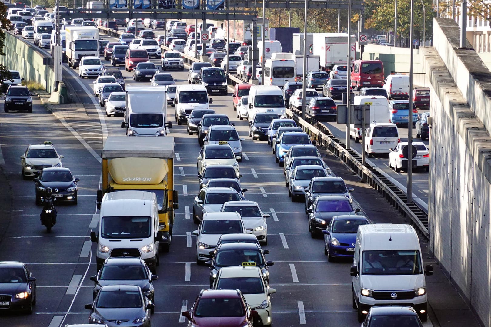 Stau auf der Berliner Stadtautobahn A100 (Archivbild): Auch wenn es mal stocken kann, rät die VIZ Berlin auf der Autobahn zu bleiben.