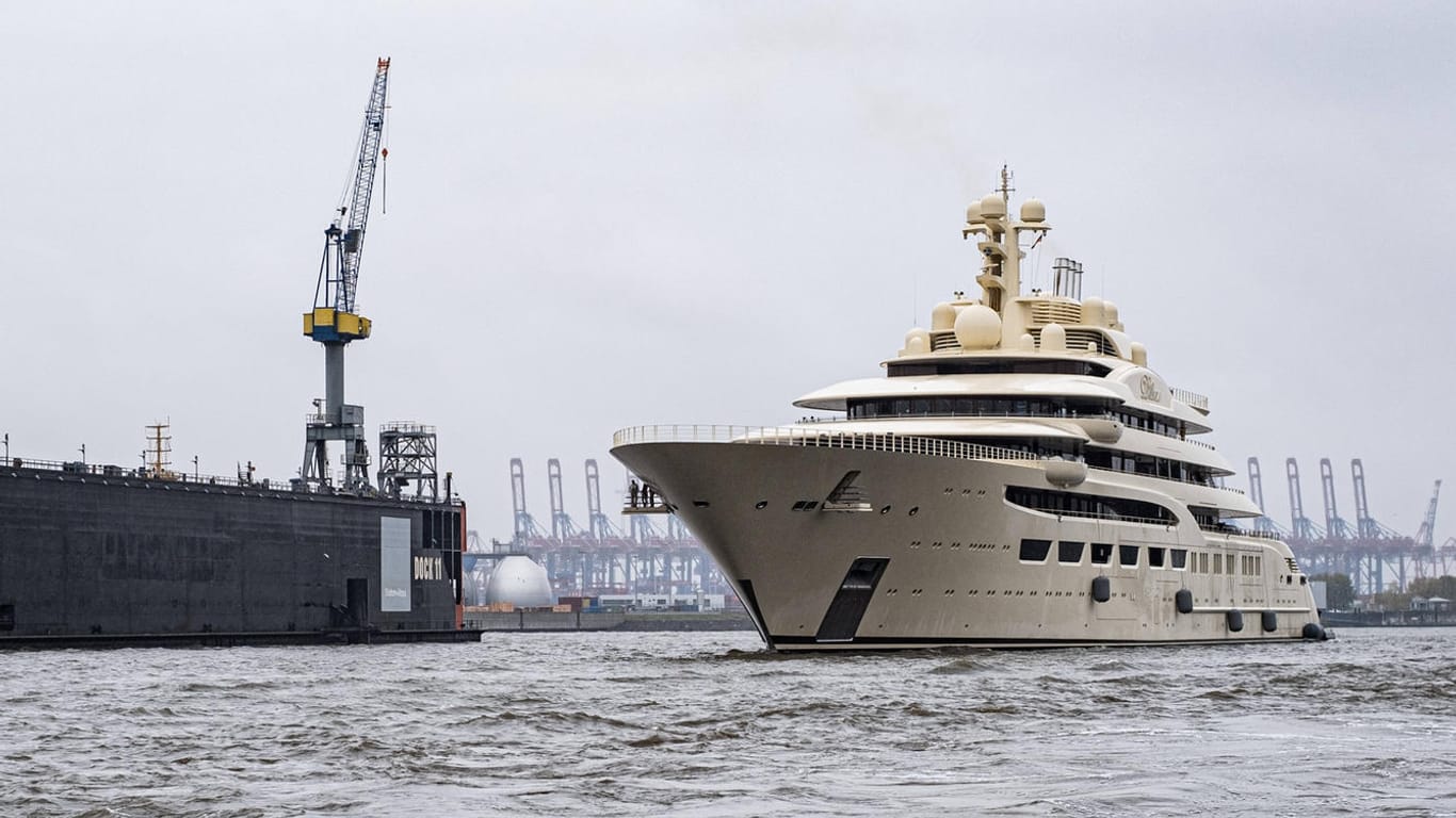 Megajacht "Dilbar" im Hamburger Hafen (Archivbild): Das Schiff liegt aktuell wieder in Hamburg und gehört laut einem Bericht der Schwester von Oligarch Alischer Usmanow – er steht auf der Sanktionsliste der EU.